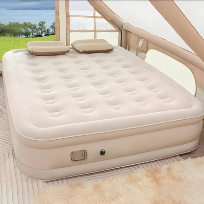 Matelas-gonflable-dans-la-tente-avec-deux-coussins